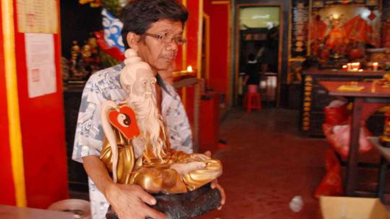 Memandikan patung dewa jelang perayaan Imlek