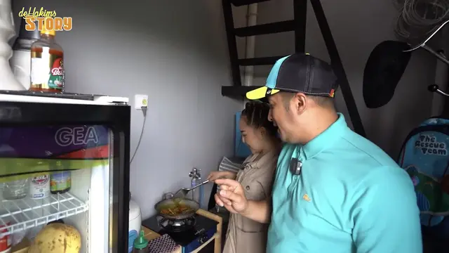 Potret rumah Mpok Alpa bagian dapur, sumber YouTube: deHakims Story