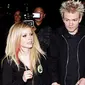 Kejadian yang menimpa vokalis SUM 41, Derryck Whibley ternyata menyentuh hati Avril Lavigne yang tak lain adalah mantan istrinya.