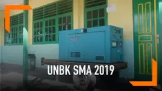 Siswa di Kabupaten Timika, Papua menjalankan UNBK Bahasa Indonesia. Pihak sekolah menyiapkan genset sebagai langkah pencegahan jika terjadi gangguan listrik.