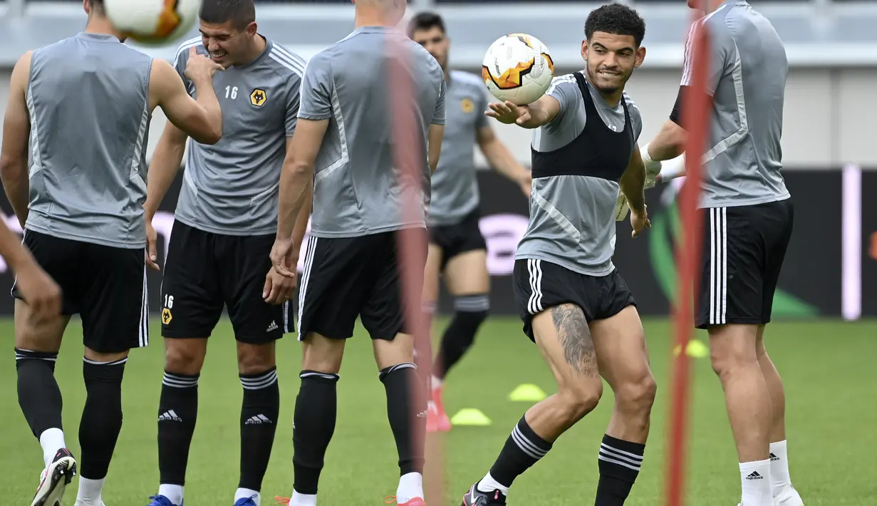 Pemain Wolverhampton Wanderers, Morgan Gibbs-White (kedua kanan) saat sesi latihan di Duisburg, Jerman, Senin (10/8/2020). Wolverhampton Wanderers akan melawan Sevillla di perempat final Liga Europa. (AP Photo/Ina Fassbender)