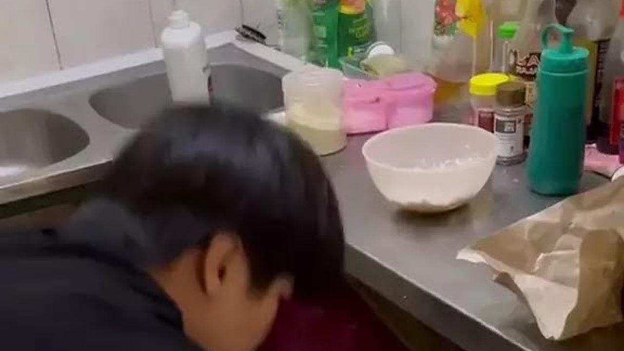 5 Potret Dapur Rumah Steven Wongso Sangat Sederhana, Tak Ada Kitchen Set - Peralatan Masak Cuma Digantung