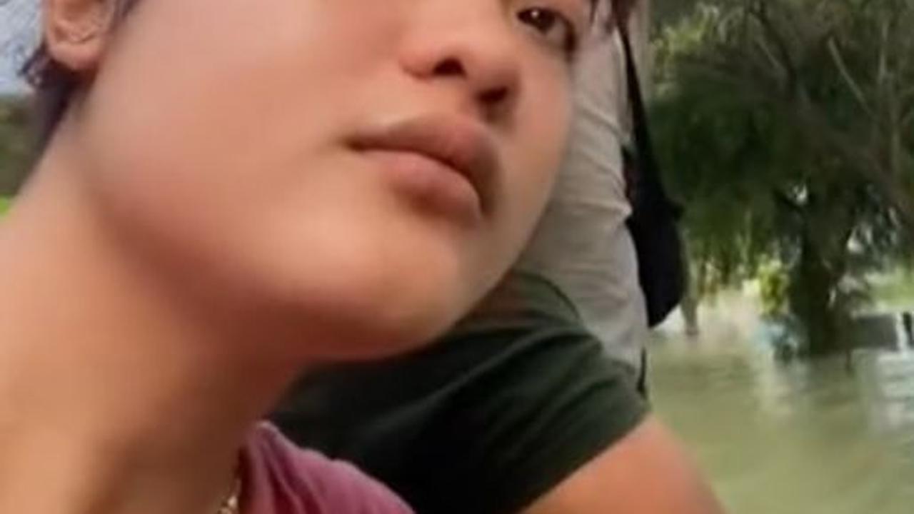 Momen Sedih Wanita Mudik untuk Jenguk Ayah yang Sakit Malah Kebanjiran, Sang Ayah Justru Minta Putrinya Kembali ke Perantauan
