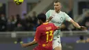 Penyerang Inter Milan, Edin Dzeko berebut bola dengan pemain Lecce, Alessandro Tuia selama pertandingan lanjutan Liga Serie A Italia di stadion San Siro di Milan, Italia, Senin  (6/3/2023). Inter Milan menang atas Lecce dengan skor 2-0. (AP Photo/ Luca Bruno)