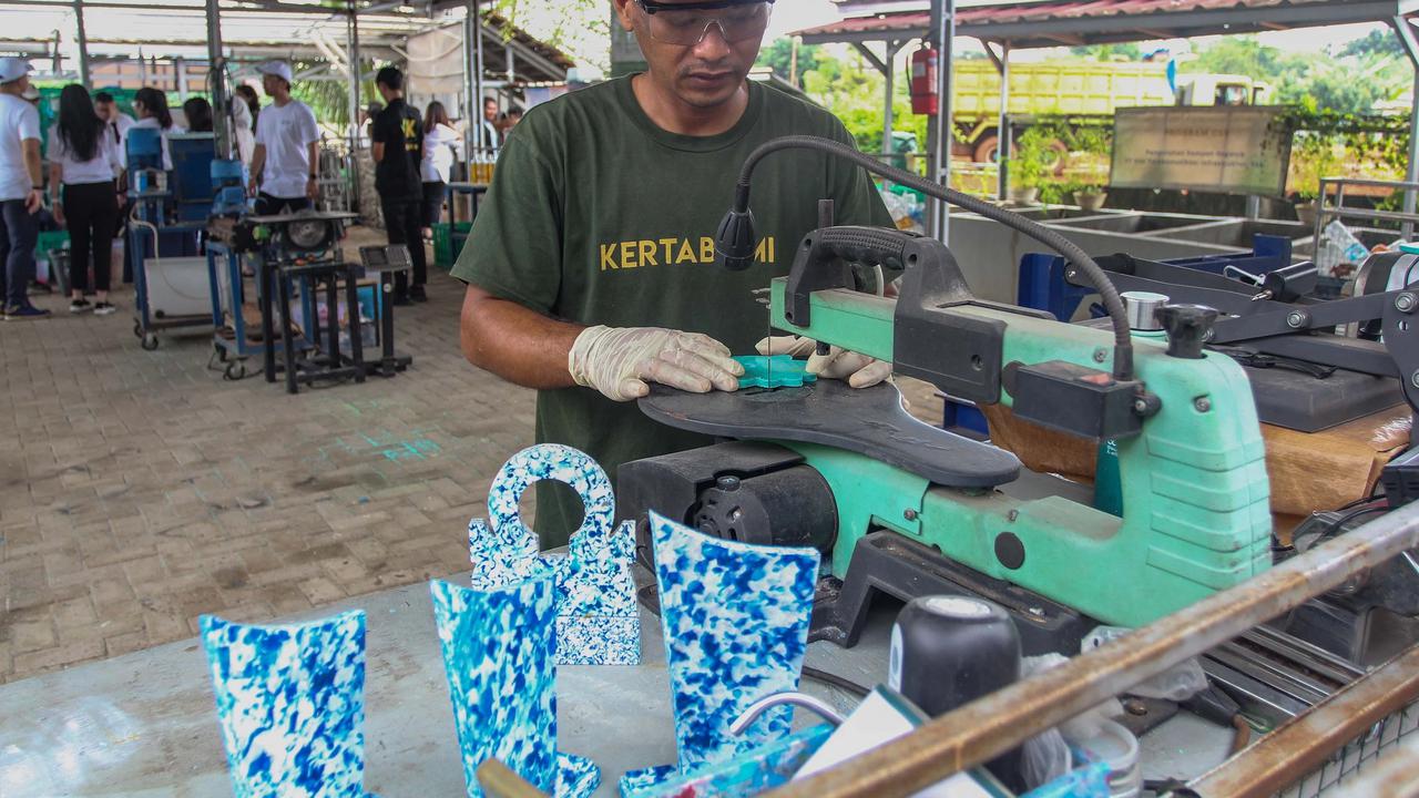 FOTO: Potret Pengolahan Sampah Plastik di Bank Sampah Kertabumi