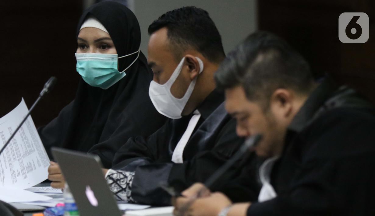 Terdakwa dugaan suap dan tindak pidana pencucian uang terkait kepengurusan fatwa untuk Djoko Tjandra di Mahkamah Agung, Pinangki Sirna Malasari (kiri) saat menjalani sidang di Pengadilan Tipikor Jakarta, Senin (2/11/2020). Sidang mendengar keterangan saksi-saksi. (Liputan6.com/Helmi Fithriansyah)
