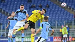 Gelandang Lazio, Adam Marusic, berebut bola dengan penyerang Borussia Dortmund, Giovanni Reyna, pada laga Grup F Liga Champions 2020/2021 di Stadion Olimpico, Rabu (21/10/2020) dini hari WIB. Lazio menang 3-1 atas Borussia Dortmund. (AFP/Alberto Pizzoli)