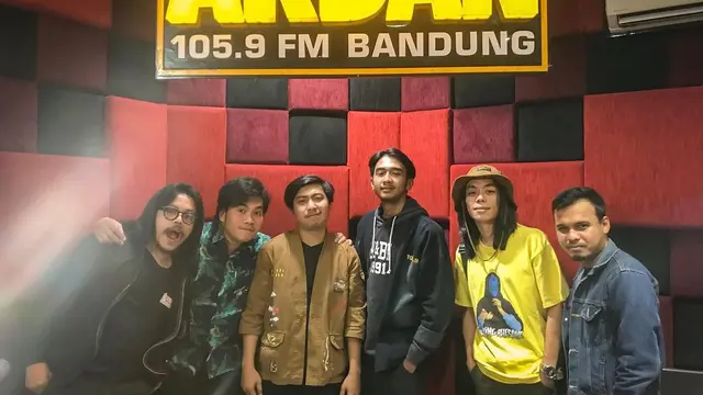 Band Kerabat Kerja (https://www.instagram.com/p/Btbc9qhBsyG/)