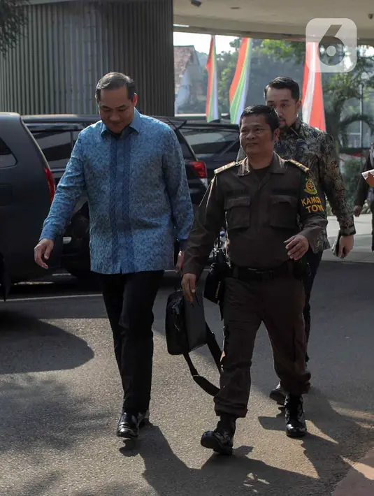 M Lutfi sempat melambaikan tangannya sambil tersenyum kepada awak media. Setelah itu, M Lutfi langsung memasuki Gedung Bundar Jaksa Agung Muda Pidana Khusus (Jampidsus). (Liputan6.com/Faizal Fanani)