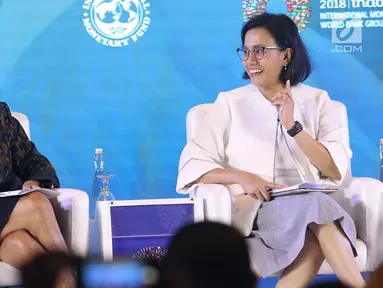 Menkeu Sri Mulyani (kanan) dan Managing Director IMF Christine Lagarde saat menjadi pembicara dalam pertemuan tahunan IMF-Bank Dunia 2018 di Bali, Selasa (9/10). Pertemuan bertema 'Empowering Women In The Workplace'. (Liputan6.com/Angga Yuniar)
