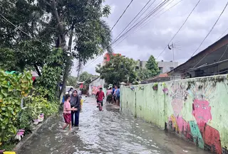 Warga Kampung Rawa Bokor, Cengkareng kebanjiran. (liputan6.com/Azmi Zain)