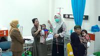 Dokter Mega Melynda saat memeriksa pasien campak di RSUD Syamrabu Bangkalan.