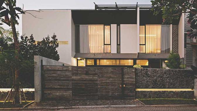Pagar rumah minimalis kombinasi kayu dan batu alam, Happy House di Jakarta karya ModernSpace. (dok. Arsitag.com)