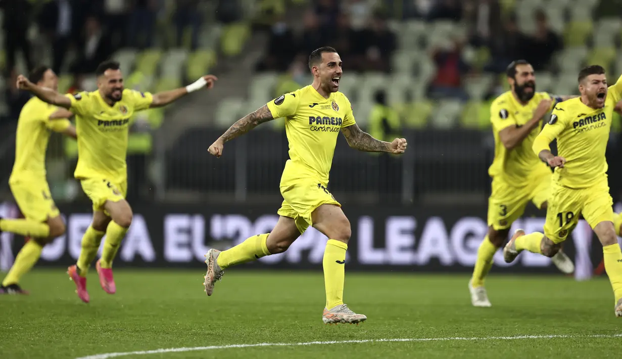 Para pemain Villareal merayakan kemenangan setelah memenangkan pertandingan final Liga Europa melawan Manchester United di Gdansk, Polandia, Kamis (27/5/2021).  Ini menjadi gelar juara Liga Europa pertama untuk Villarreal. (Maja Hitij, Pool via AP)