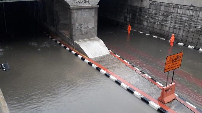 Banjir di underpass Kuningan, Jakarta Selatan. (Twitter @tmcpoldametro)