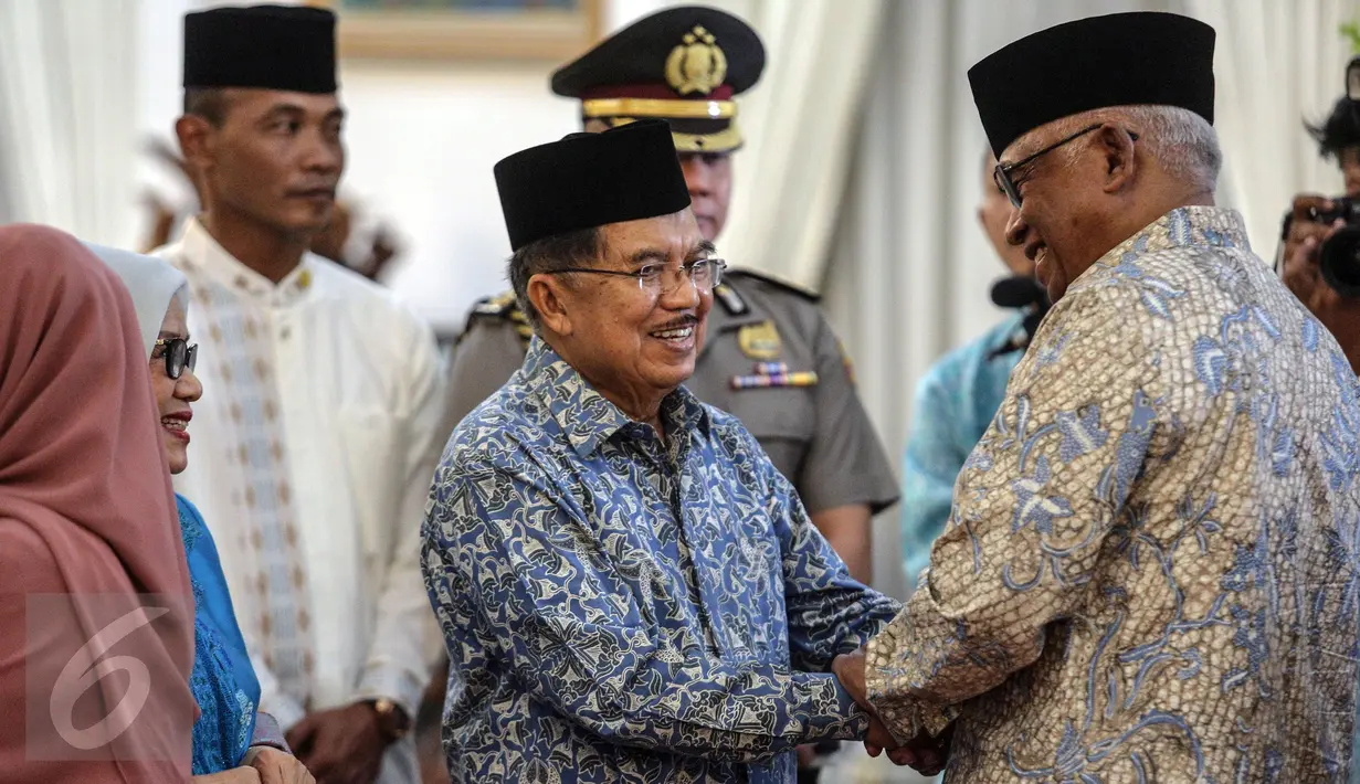Wakil Presiden Jusuf Kalla menggelar open house perayaan Idul Fitri 1436 H di Istana Wakil Presiden, Jakarta, Jumat (17/7/2015). Tampak, Wapres Jusuf Kalla saat bersilaturahmi dengan Plt Ketua KPK, Taufiequrachman Ruki. (Liputan6.com/Faizal Fanani)
