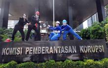 Geruduk KPK, pekerja JICT gelar teatrikal korupsi Pelindo II