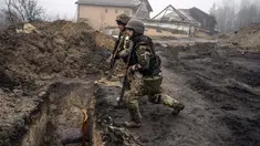 Tentara Ukraina mendekati parit yang digunakan tentara Rusia saat mereka merebut kembali sebuah daerah di pinggiran Kiev, Ukraina, Jumat, 1 April 2022. Sejak Rusia menginvasi Ukraina pada 24 Februari 2022, kini perang yang berkecamuk memasuki hari ke-37. (AP Photo/Rodrigo Abd)