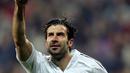 Luis Figo - Gelandang serang asal Portugal itu meraih Ballon d'Or tahun 2001 kala berseragam Real Madrid. Pada tahun itu dirinya berhasil mempersembahkan Los Blancos double winners. (AFP/Javier Soriano)