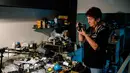 Spesialis reparasi kamera analog, Vessela Draganova menjajal kamera usai diperbaiki di bengkel kecilnya di Sofia, Bulgaria, Selasa (24/4). Vessela Draganova telah memperbaiki kamera selama 48 tahun. (AFP PHOTO/Dimitar DILKOFF)