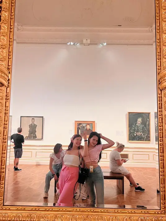 Begitu juga saat liburan di Belvedere Museum, keduanya sama-sama memakai outfit berwarna pink. Cassandra dengan tanktop warna putih yang dipadukan celana panjang warna pink. Sementara Beby dengan padu padan t-shirt motif stripes nuansa pink-putih dan dipadukan celana panjang jeans warna biru. [@cassandraslee]
