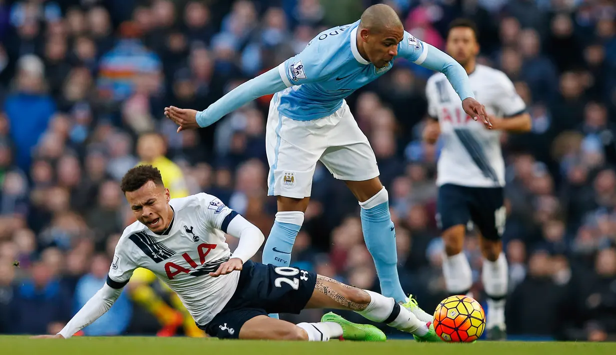 Gelandang City, Fernando (kanan) berusaha melewati gelandang Tottenham, Dele Alli pada lanjutan liga Inggris di Stadion Etihad, (14/2). Tottenham menang tipis atas City dengan skor 2-1. (Reuters/Andrew Yates)