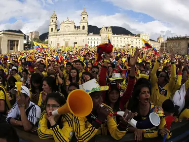 Warga Kolombia merayakan kemenangan Timnasnya atas Uruguay 2-0 di 16 besar Piala Dunia 2014 di Bolivar Square, Bogota, (28/6/2014). (REUTERS/John Vizcaino)