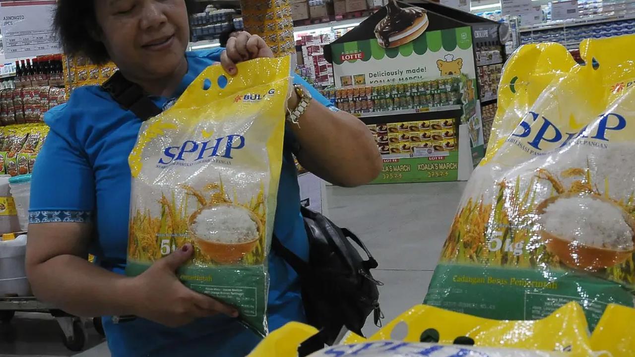 Masyarakat yang hendak membeli beras Stabilisasi Pasokan dan Harga Pangan (SPHP) di ritel modern, akan dibatasi. Pembelian maksimal yaitu dua pack, atau 10-15 kilogram.