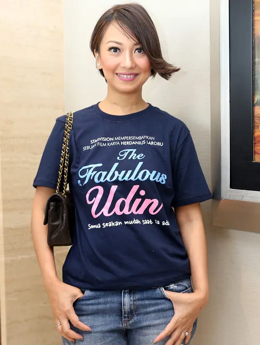 "Iya, karena saya enggak ada pengalaman di akting. Sebenernya sinopsis sudah dikasih lama, cuma jadwal waktu harus eksplorasi lagi akting yang susah," ungkap Nola di XXI Epicentrum, Jakarta Selatan, Selasa (10/5/2016). (Andy Masela/Bintang.com)