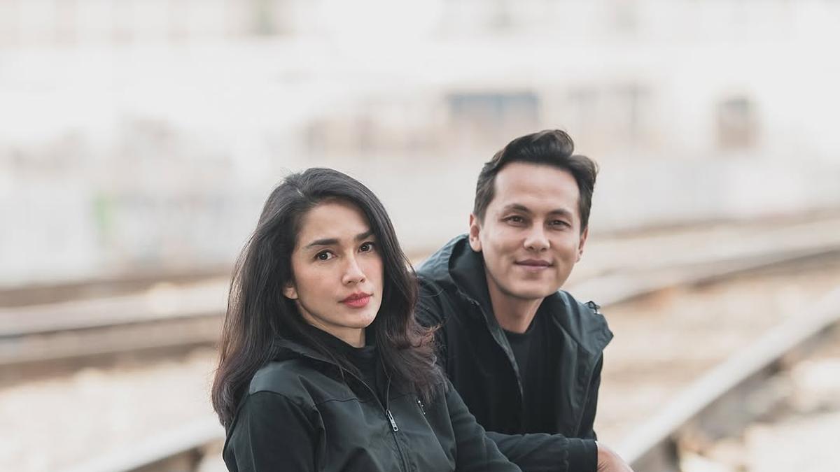 Potret Couple Goals dari Ussy Sulistiawaty dan Andhika Pratama, Tampil Bucin Bak Remaja dengan Jaket Prada