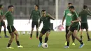 Pemain Timnas Indonesia, Irfan Jaya, saat latihan jelang laga kualifikasi Piala Dunia di SUGBK, Jakarta, Senin (2/9). Indonesia akan berhadapan dengan Malaysia. (Bola.com/M Iqbal Ichsan)