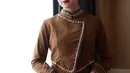 Busana yang dikenakan Arumi Bachsin memadukan atasan kebaya Janggan yang dimodifikasi dengan list bordir dan rok A-line Batik yang bikin terlihat anggun. [@arumibachsin_94].