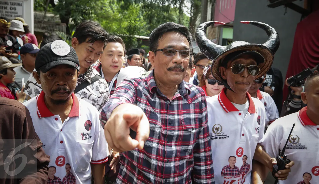 Djarot Saiful Hidayat saat kunjungan ke Jalan Ali Sadikin di Kelurahan Papanggo, Jakarta Utara (23/11). ). Djarot mengungkapkan pihaknya bakal segera merapikan bangunan-bangunan sekolah, khususnya di Papanggo pada tahun 2017. (Liputan6.com/Faizal Fanani)