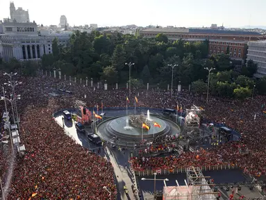 Ribuan warga Spanyol memadati Cibeles Square saat perayaang kemenangan Euro 2024 di Madrid, Spanyol, Senin (15/07/2024) waktu setempat. (AP Photo/Andrea Comas)