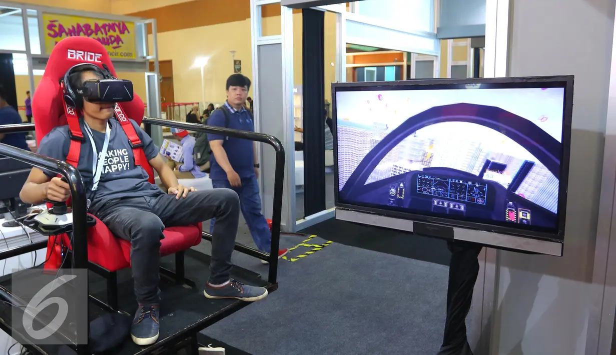 Pengunjung mencoba salah satu produk di pameran Indonesia Cellular Show 2016 di JCC, Jakarta, Kamis (2/6). Pameran tersebut merupakan ajang untuk mendekatkan para operator telekomunikasi Indonesia dengan pengunjung langsung. (Liputan6.com/Angga Yuniar)