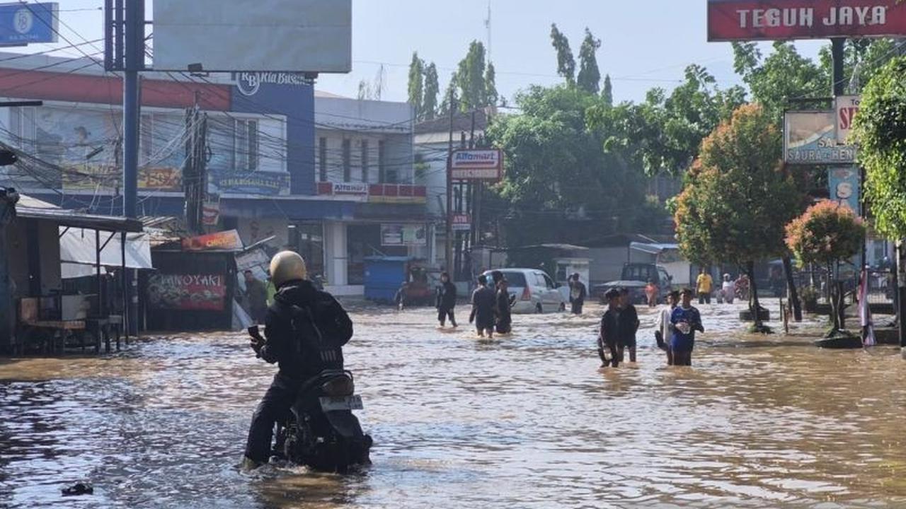 Rekayasa Lalu Lintas: Banjir Dayeuhkolot Bandung Lumpuhkan Akses, 5 Kecamatan Turut Terdampak