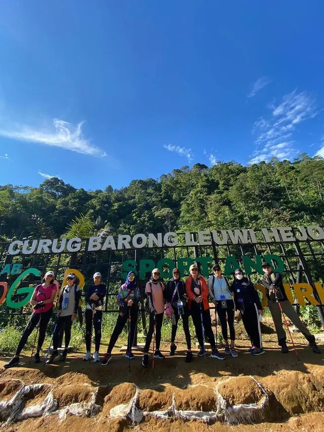 Momen Sarita Abdul Mukti Trekking Di Sentul. (Sumber: Instagram/queen_saritaabdulmukti)