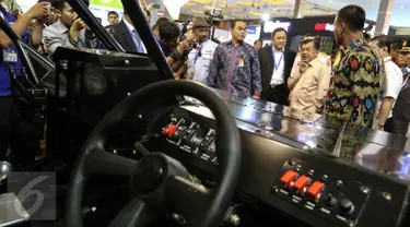 Wakil Presiden Jusuf Kalla meninjau booth peserta usai membuka pameran Indo Defence 2016 Expo & Forum di JIExpo Kemayoran, Jakarta, Rabu (2/11). Indo Defence 2016 Expo & Forum diselenggarakan dari tanggal 2-5 November 2016. (Liputan6.com/Faizal Fanani)