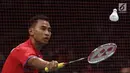 Tunggal Putra Indonesia, Tommy Sugiarto mengembalikan kok ke arah Lee Chong Wei (Malaysia) di putaran pertama Indonesia Open 2017, Jakarta, Rabu (14/6). Tommy kalah 21-13, 10-21, 18-21. (Liputan6.com/Helmi Fithriansyah)