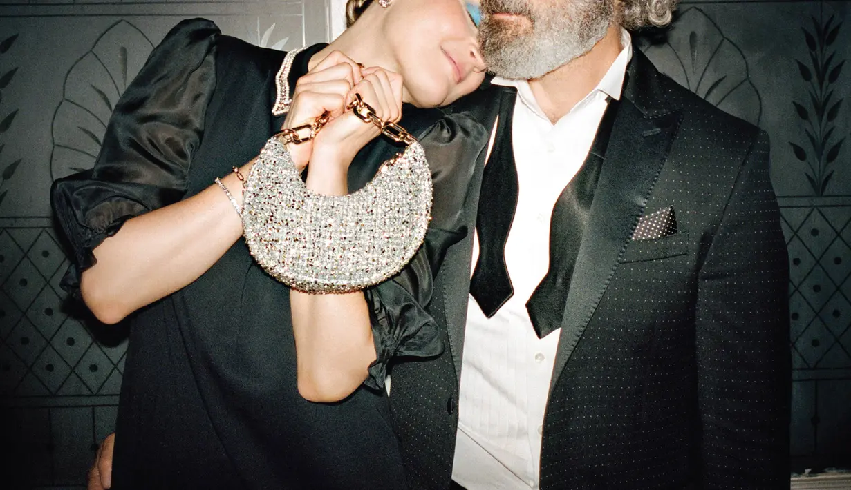 Koleksi shimmy untuk jewelry dihadirkan dalam rangkaian anting, gelang, dan kalung berhias batu ruby dan emerald. Koleksi pizza my heart ada anting dan kalung berbentuk pizza dengan detail emas. Foto: Document/Kate Spade New York.