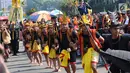 Pemuda peduli Nias melakukan atraksi tarian perang di kawasan Jalan Jenderal Sudirman, Jakarta, Minggu (4/3). Pemuda Peduli Nias melakukan beragam atraksi budaya untuk mempromosikan pariwisata di pulau tersebut. (Liputan6.com/Helmi Fithriansyah)