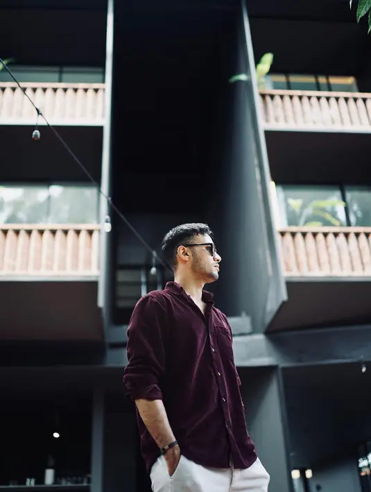 Berdarah Arab-Betawi, aktor pemilik nama lengkap Reza Fahlevi Alhady ini telah membintangi sederet film hits seperti Galih dan Ratna, A Perfect Fit, Antologi Rasa dan masih banyak lagi. (Liputan6.com/IG/@refalhady)
