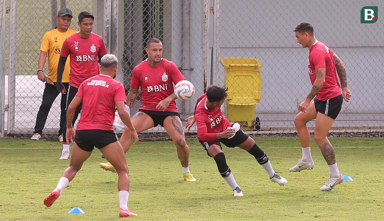 Pemain Bhayangkara FC, Radja Nainggolan, saat sesi latihan di Lapangan B Senayan, Jakarta, Jumat (12/1/2023). (Bola.com/M Iqbal Ichsan)