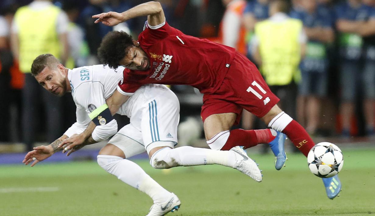 Striker Liverpool, Mohamed Salah, mendapat bantingan dari bek Real Madrid, Sergio Ramos pada laga final Liga Champions di Stadion NSC Olimpiyskiy, Kiev, Minggu (27/5/2018). Salah mengalami cedera bahu usai dilanggar Ramos. (AP/Efrem Lukatsky)
