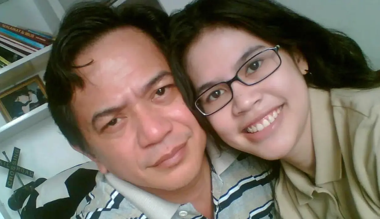 Anak dari artis senior Dewi Yull dan Ray Sahetapy ini sempat menjalani penyedotan cairan pada bagian otaknya. Namun Tuhan berkehendak lain, Giska Putri tutup usia dan meninggalkan anak laki-laki yang kala itu berusia dua tahun.(Instagram/raysahetapy)