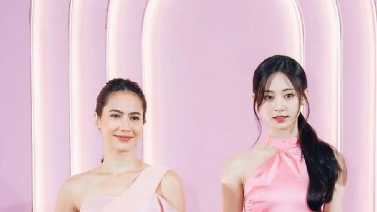 Pevita Pearce dan Tzuyu TWICE (Instagram/pevpearce)
