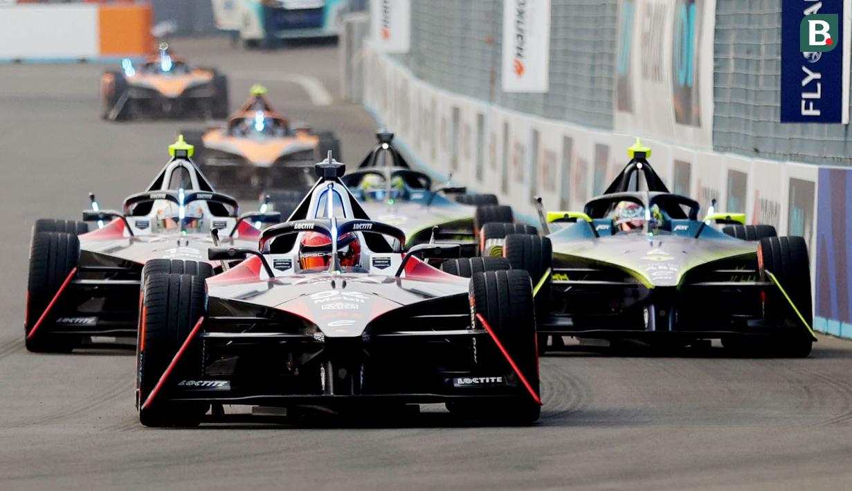 <p>Pembalap TAG Heuer Porsche Formula E Team, Pascal Wehrlein, saat beraksi pada balapan Formula E 2023 di Jakarta International e-Prix Circuit, Sabtu (3/6/2023). Pascal Wehrlein menjadi yang tercepat pada balapan Formula E 2023 Jakarta setelah melahap 36 lap dengan catatan waktu 42 menit 21,995 detik. (Bola.com/M Iqbal Ichsan)</p>