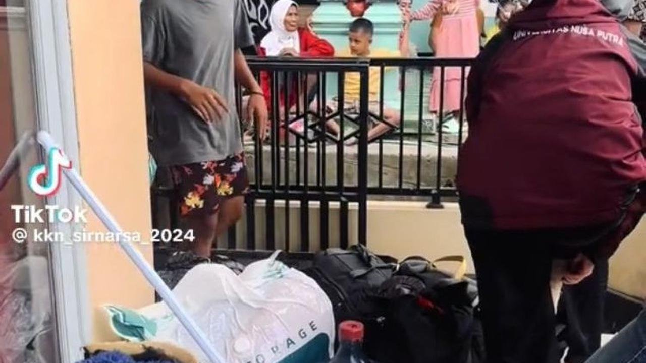 Saat berkemas membereskan barang-barang dari posko KKN, para warga pun tampak membantu dan menunggu di sekitarnya.