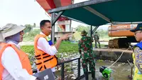 Penjabat Gubernur Jawa Barat Bey Machmudin meninjau pemebrsihan sampah di Sungai Anak Citarum, Kabupaten Bandung Barat. (sumber foto: Biro Adpim Jabar)