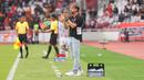 Pelatih kepala Persija Jakarta, Maurício Souza memberikan arahan kepada pemainnnya dalam laga lanjutan BRI Super League 2025/2026 melawan Persijap di Stadion Utama Gelora Bung Karno (SUGBK), Senayan, Jakarta, Sabtu (03/01/2025). (Bola.com/Abdul Aziz)